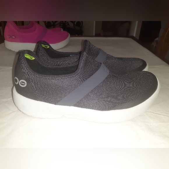 Women's Oofos Sz.9 Recovery EUC' - Picture 3 of 9